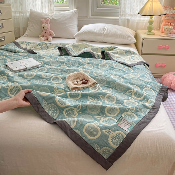 91家纺网 家纺一手货源 找家纺 兄弟坊 2026新款A类全棉三层纱多功能毛巾被夏被夏凉被（盖毯床单夏被） 幸运苹果-绿