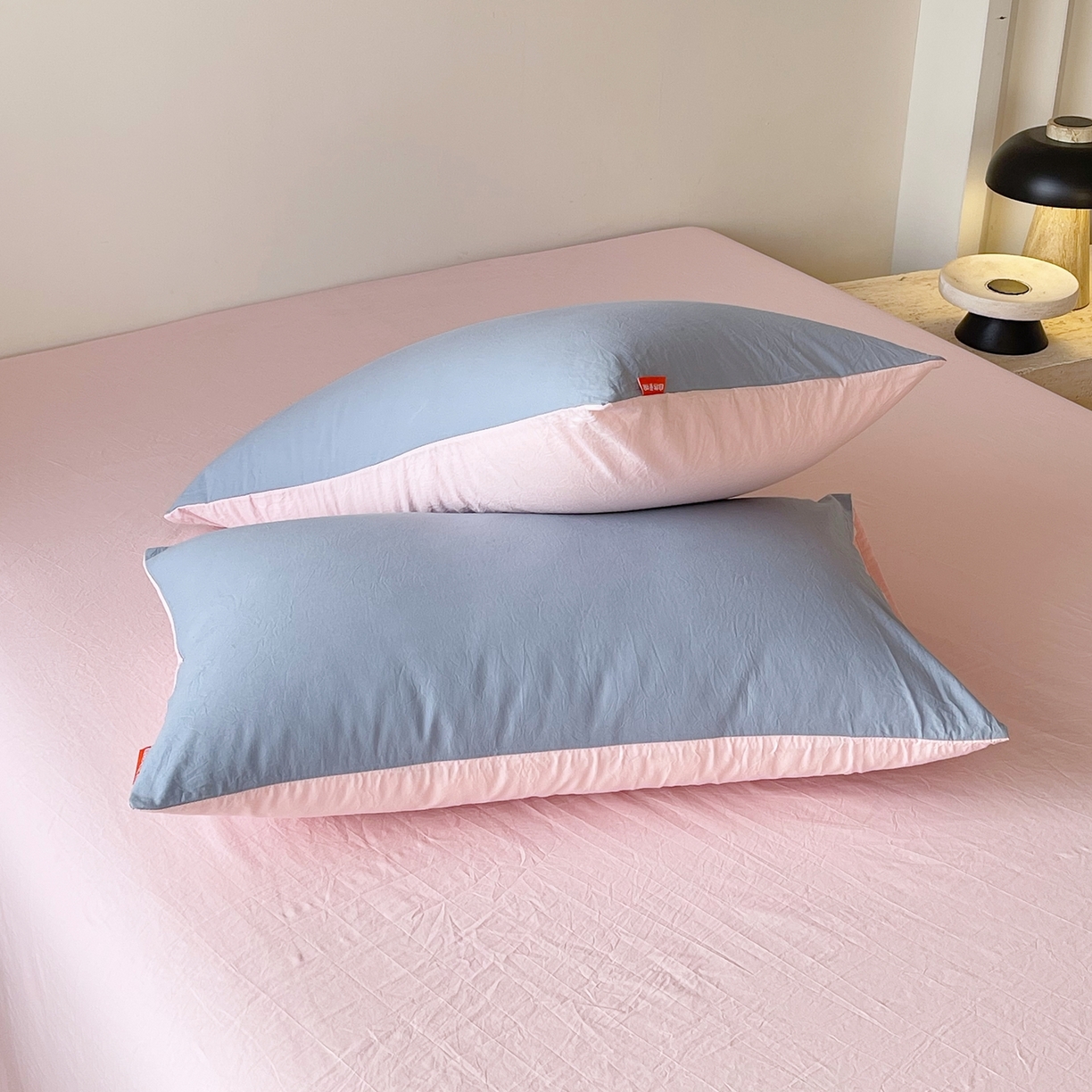 91家纺网 家纺一手货源 找家纺 春皖家纺 2026春夏新款双拼全棉水洗棉单枕套枕套单件单品枕套 浅蓝-樱花粉