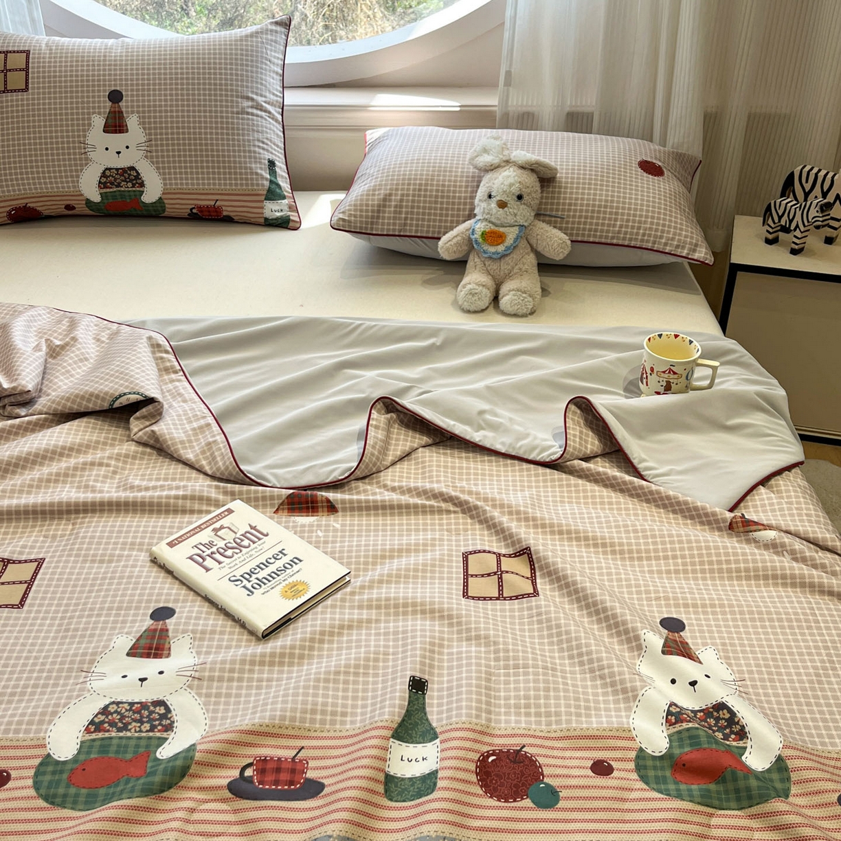 91家纺网 家纺一手货源 找家纺 羚羊语家纺 2026新款全棉印花仿锦氨凉感丝夏被100纯棉空调被卡通两用多功能被子被芯小冰皮冰淇淋夏凉被 奶芙猫