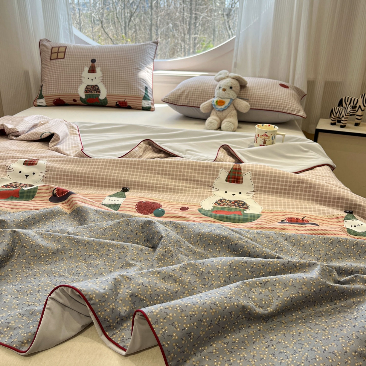 91家纺网 家纺一手货源 找家纺 羚羊语家纺 2026新款全棉印花仿锦氨凉感丝夏被100纯棉空调被卡通两用多功能被子被芯小冰皮冰淇淋夏凉被 奶芙猫