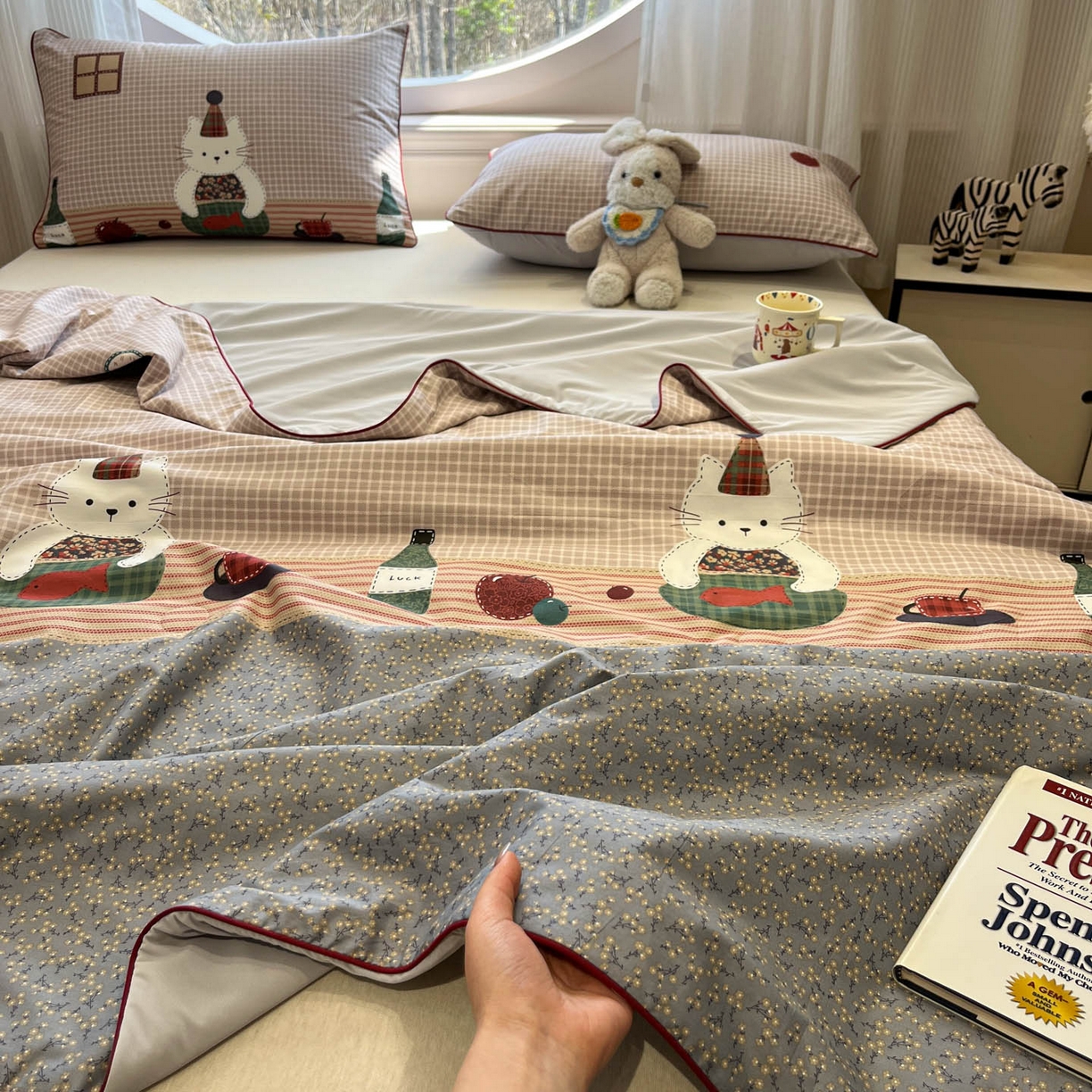 91家纺网 家纺一手货源 找家纺 羚羊语家纺 2026新款全棉印花仿锦氨凉感丝夏被100纯棉空调被卡通两用多功能被子被芯小冰皮冰淇淋夏凉被 奶芙猫