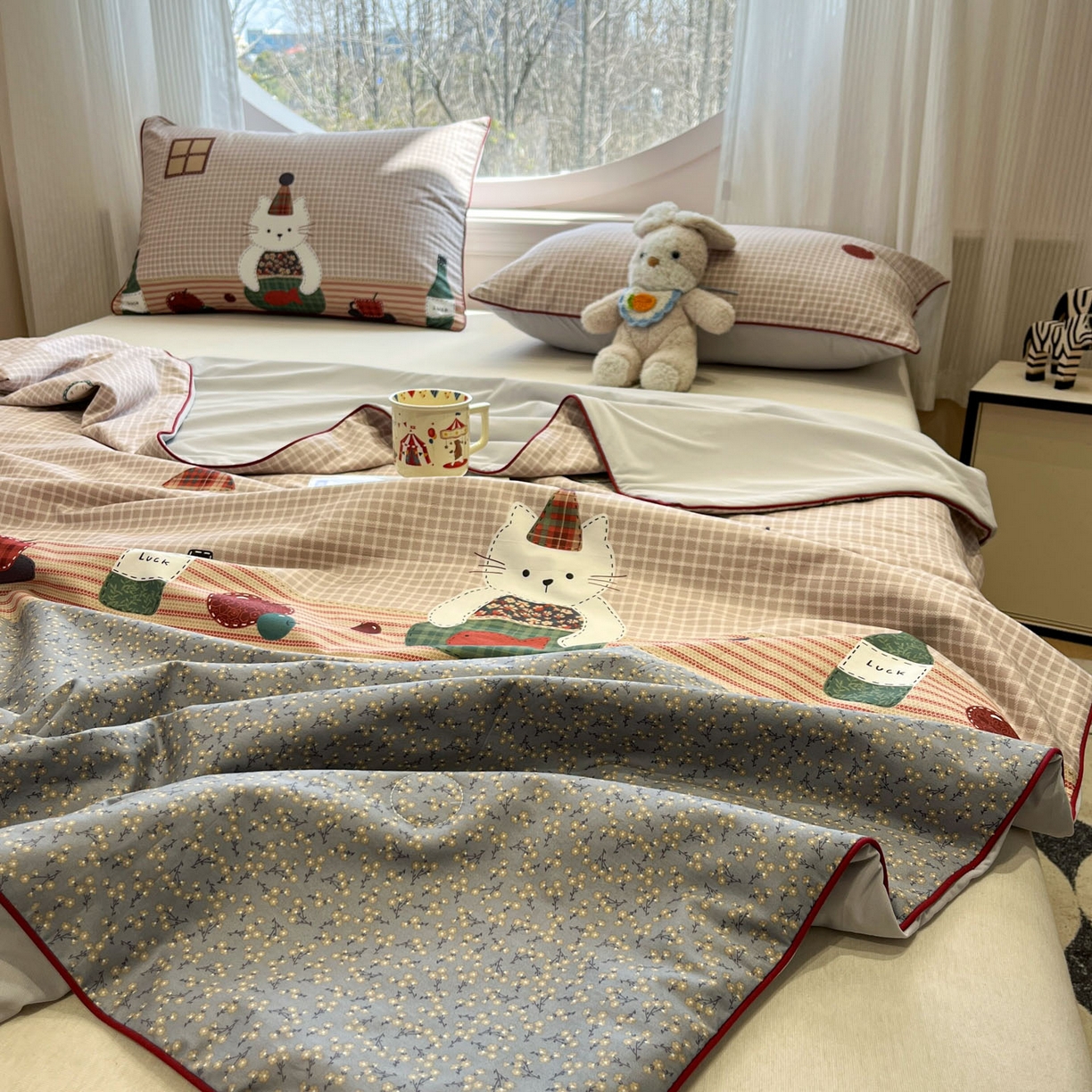 91家纺网 家纺一手货源 找家纺 羚羊语家纺 2026新款全棉印花仿锦氨凉感丝夏被100纯棉空调被卡通两用多功能被子被芯小冰皮冰淇淋夏凉被 奶芙猫