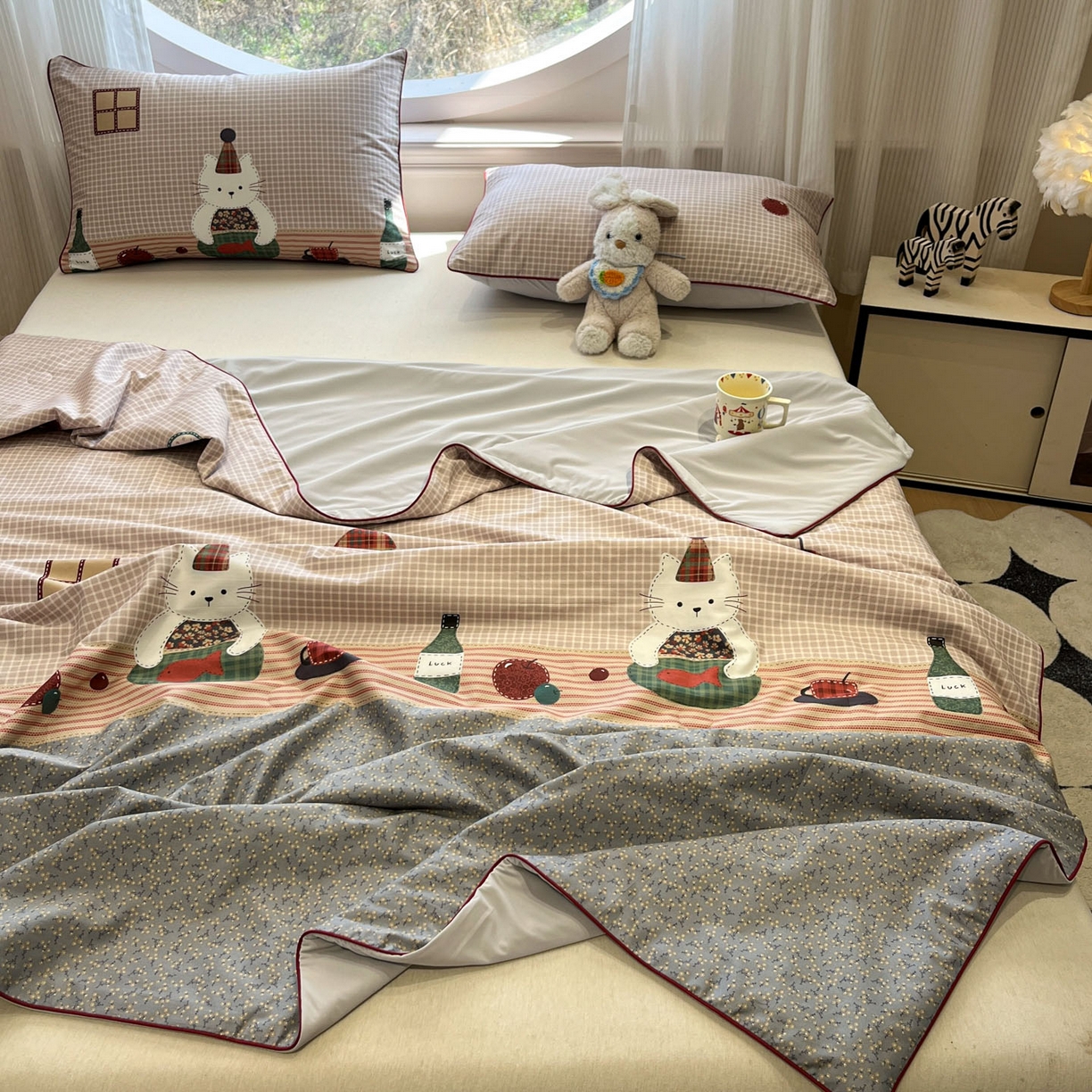 91家纺网 家纺一手货源 找家纺 羚羊语家纺 2026新款全棉印花仿锦氨凉感丝夏被100纯棉空调被卡通两用多功能被子被芯小冰皮冰淇淋夏凉被 奶芙猫