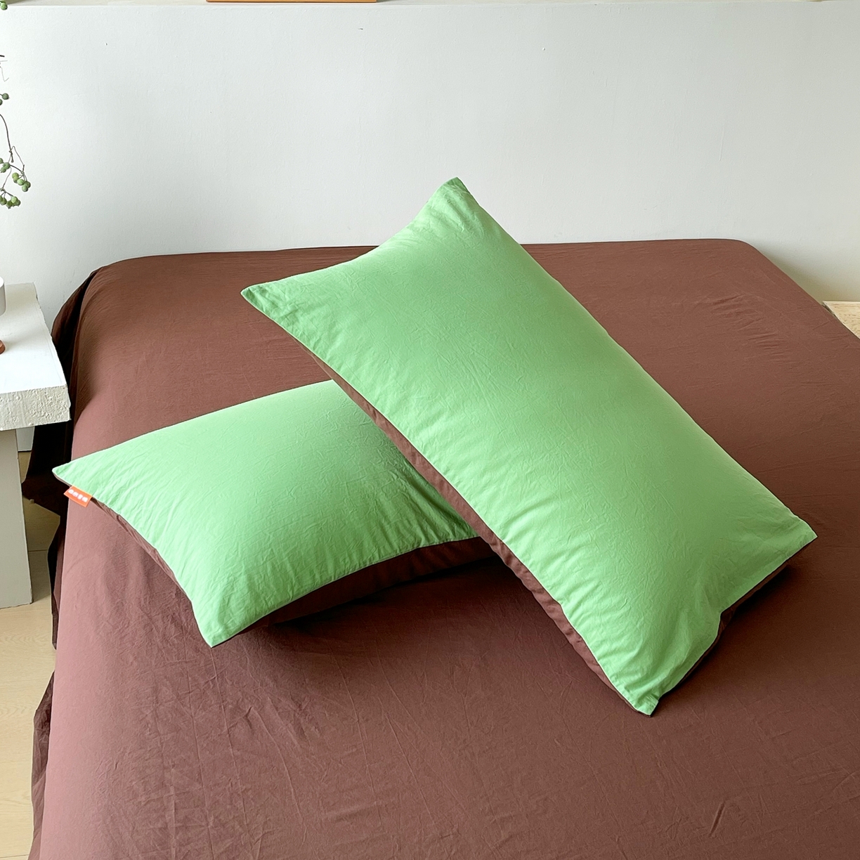 91家纺网 家纺一手货源 找家纺 春皖家纺 2026春夏新款双拼全棉水洗棉单枕套枕套单件单品枕套 青草绿-慕斯棕