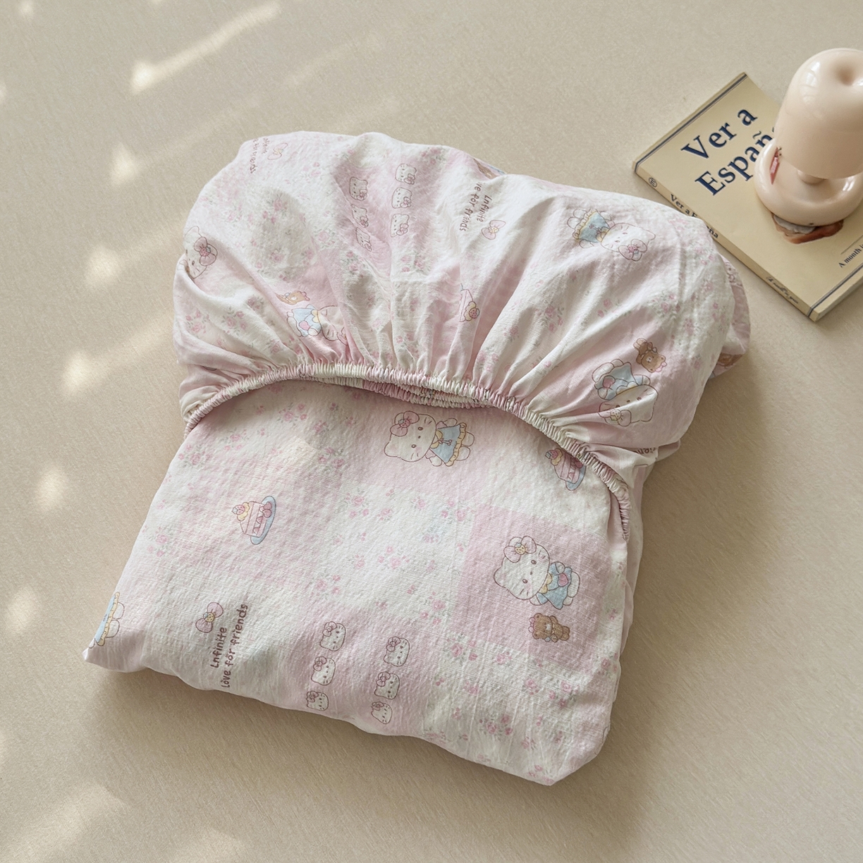 91家纺网 家纺一手货源 找家纺 恋尚羽家纺 2026新款双层纱水洗棉四件套 粉粉猫