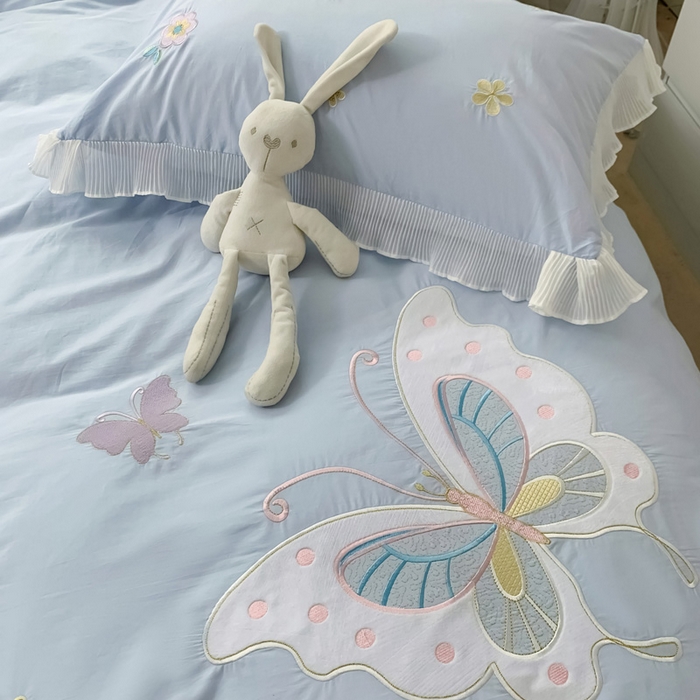 91家纺网 家纺一手货源 找家纺 玉相逢 2026新款全棉水洗棉绣花四件套-蝴蝶夫人系列（棚拍图） 蝴蝶夫人-兰