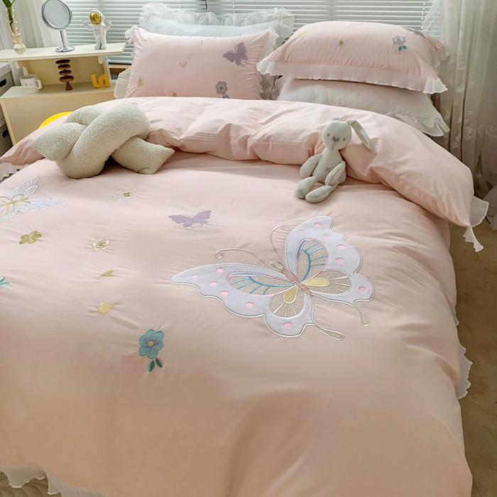 91家纺网 家纺一手货源 找家纺 玉相逢 2026新款全棉水洗棉绣花四件套-蝴蝶夫人系列（棚拍图） 蝴蝶夫人-粉