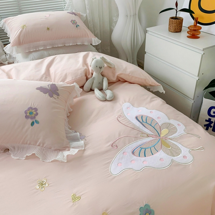 91家纺网 家纺一手货源 找家纺 玉相逢 2026新款全棉水洗棉绣花四件套-蝴蝶夫人系列（棚拍图） 蝴蝶夫人-粉