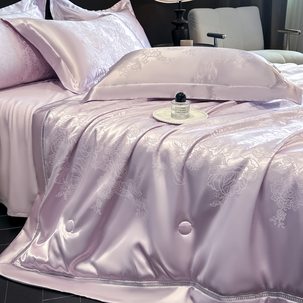 91家纺网 家纺一手货源 找家纺 （总）博纳家纺 2026新款轻奢高端色织定位提花拼角镂空款夏被四件套冰丝凉感夏被四件套繁花魅影