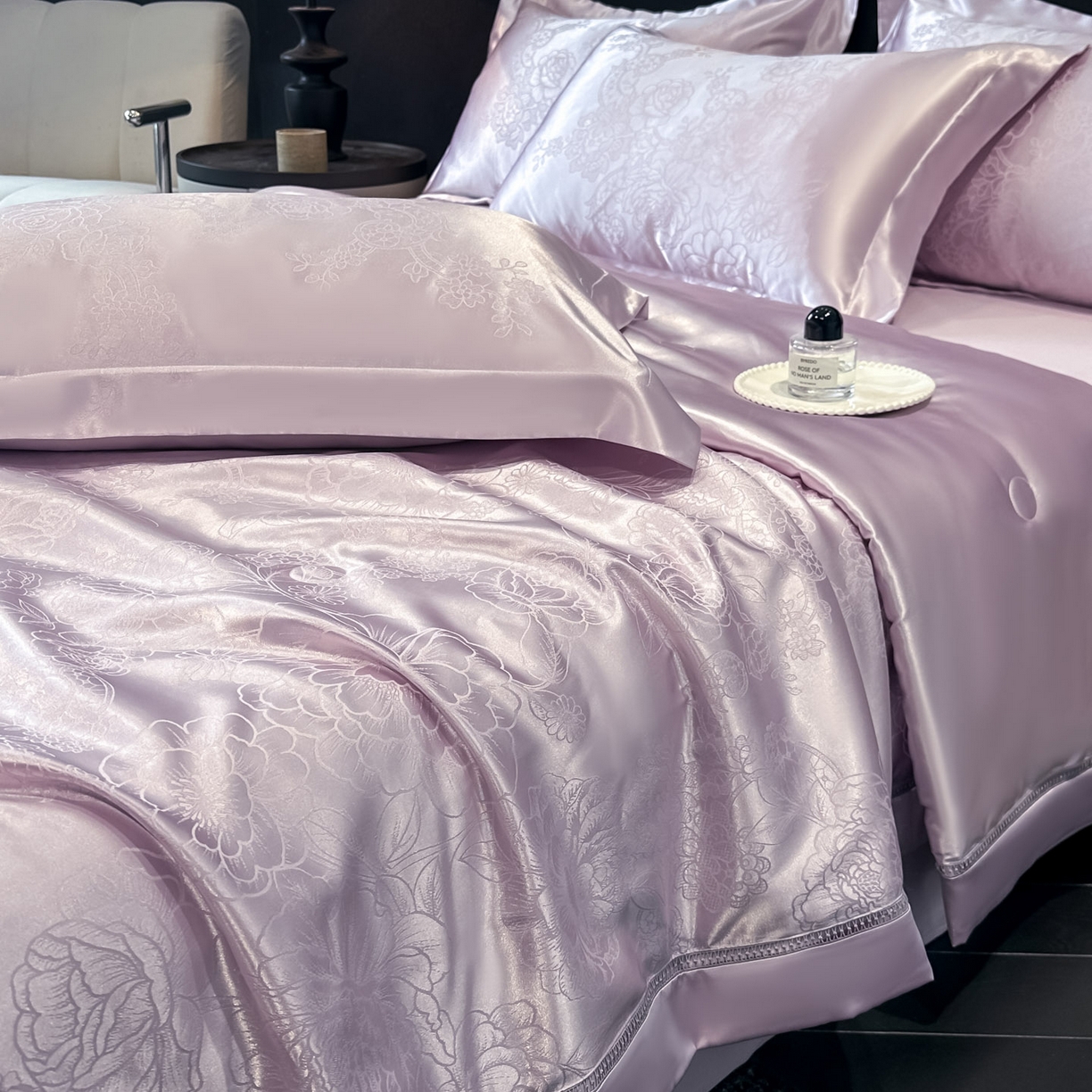 91家纺网 家纺一手货源 找家纺 （总）博纳家纺 2026新款轻奢高端色织定位提花拼角镂空款夏被四件套冰丝凉感夏被四件套繁花魅影