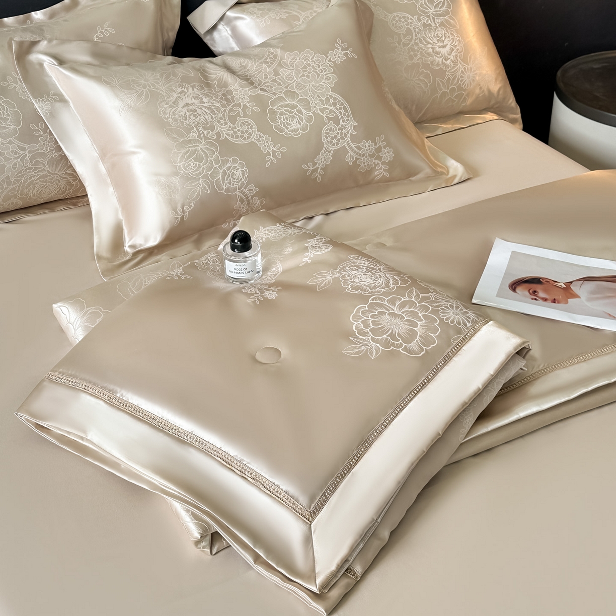 91家纺网 家纺一手货源 找家纺 博纳家纺 2026新款轻奢高端色织定位提花拼角镂空款夏被四件套冰丝凉感夏被四件套繁花魅影 香槟