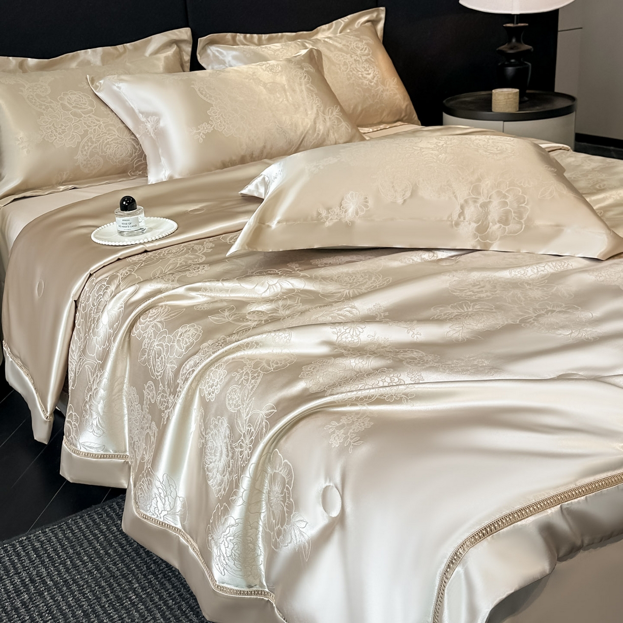 91家纺网 家纺一手货源 找家纺 博纳家纺 2026新款轻奢高端色织定位提花拼角镂空款夏被四件套冰丝凉感夏被四件套繁花魅影 香槟