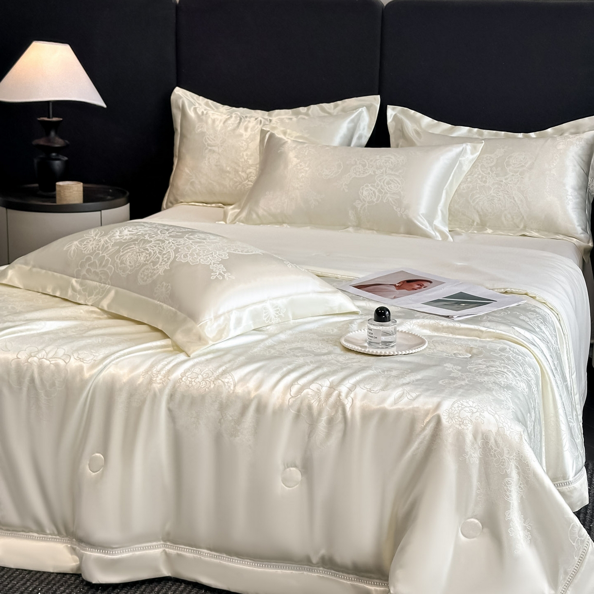 91家纺网 家纺一手货源 找家纺 博纳家纺 2026新款轻奢高端色织定位提花拼角镂空款夏被四件套冰丝凉感夏被四件套繁花魅影 象牙白