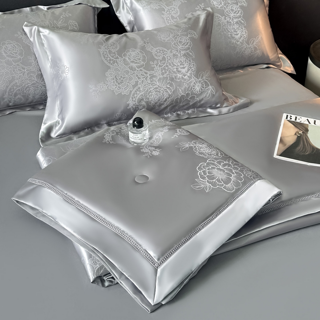 91家纺网 家纺一手货源 找家纺 博纳家纺 2026新款轻奢高端色织定位提花拼角镂空款夏被四件套冰丝凉感夏被四件套繁花魅影 绅士灰