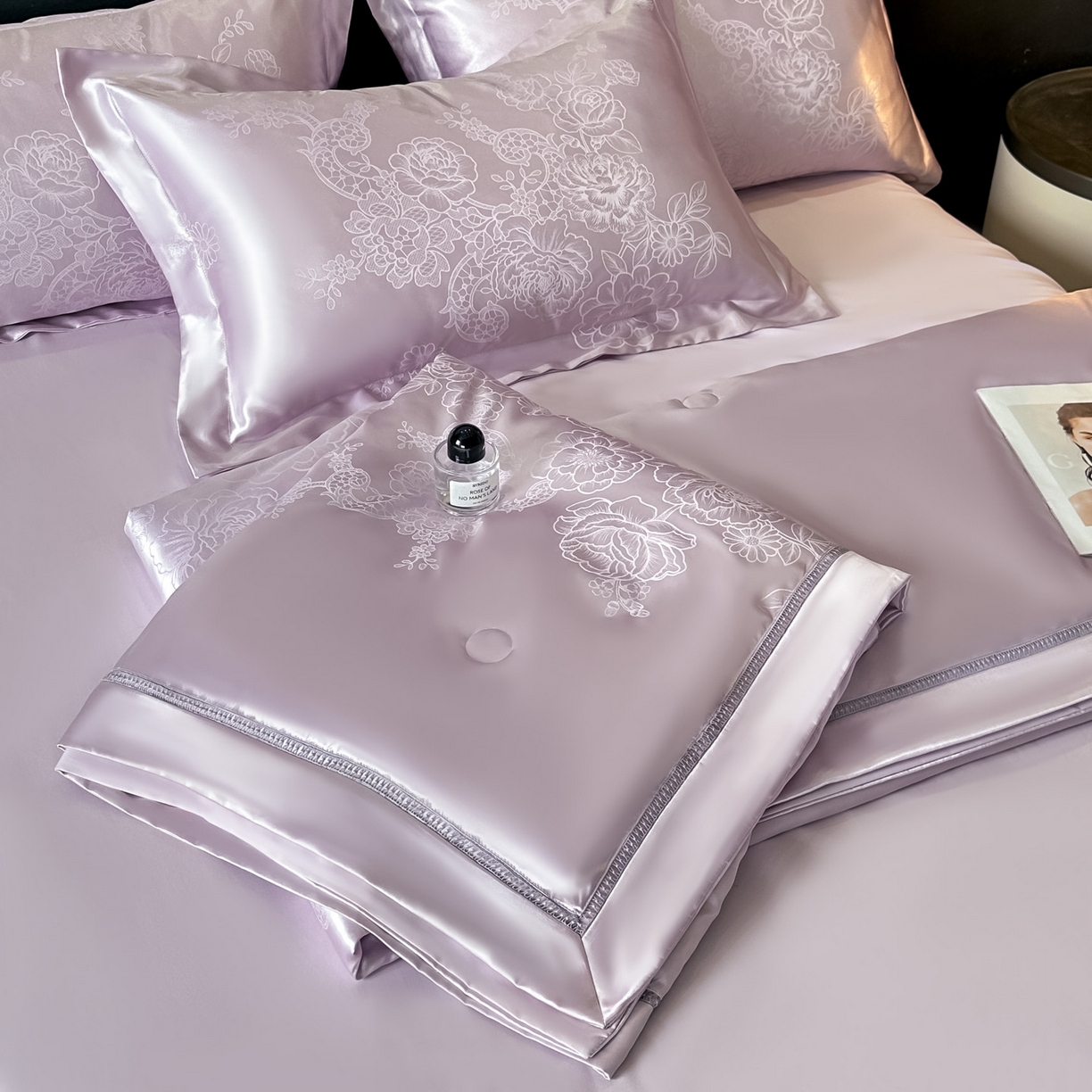 91家纺网 家纺一手货源 找家纺 博纳家纺 2026新款轻奢高端色织定位提花拼角镂空款夏被四件套冰丝凉感夏被四件套繁花魅影 浅紫