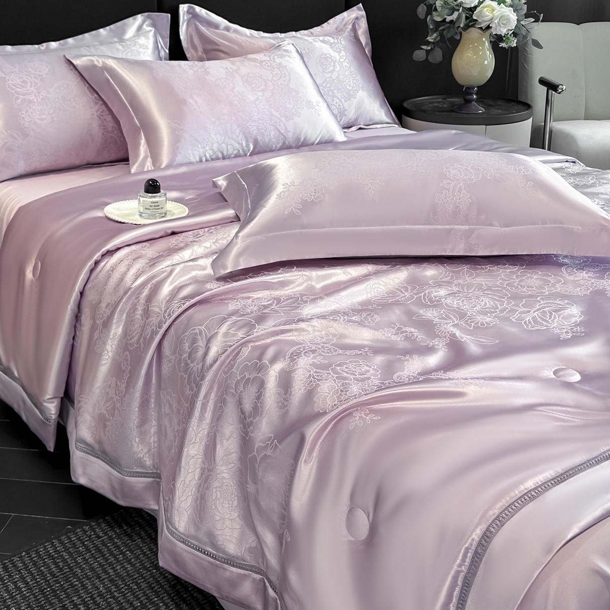 91家纺网 家纺一手货源 找家纺 博纳家纺 2026新款轻奢高端色织定位提花拼角镂空款夏被四件套冰丝凉感夏被四件套繁花魅影 浅紫