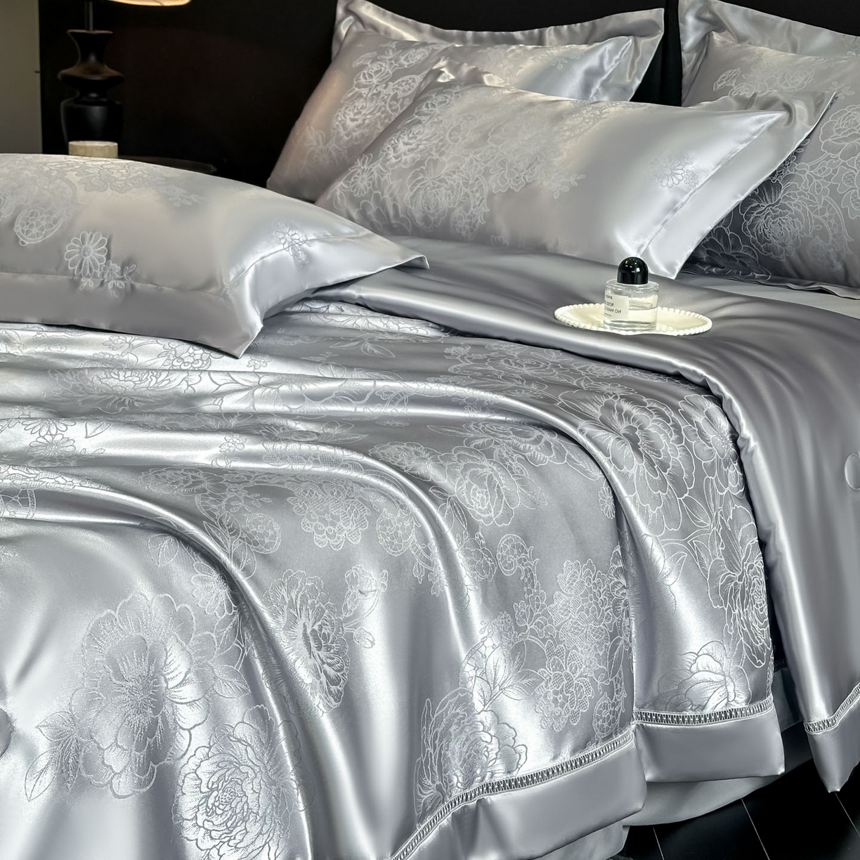 91家纺网 家纺一手货源 找家纺 博纳家纺 2026新款轻奢高端色织定位提花拼角镂空款夏被四件套冰丝凉感夏被四件套繁花魅影 绅士灰