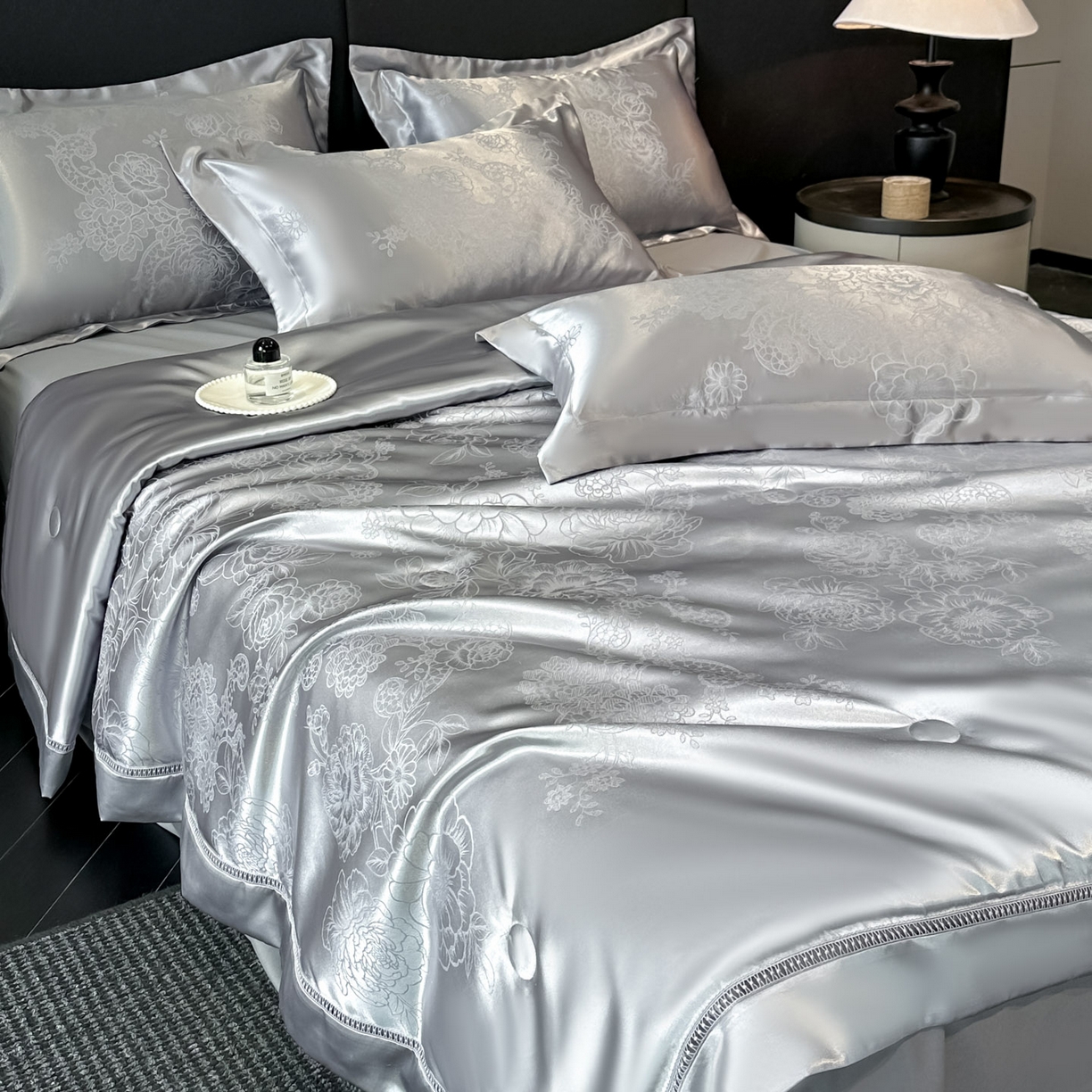 91家纺网 家纺一手货源 找家纺 博纳家纺 2026新款轻奢高端色织定位提花拼角镂空款夏被四件套冰丝凉感夏被四件套繁花魅影 绅士灰