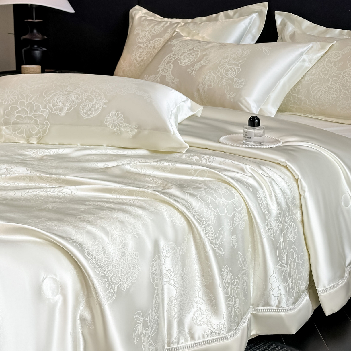 91家纺网 家纺一手货源 找家纺 博纳家纺 2026新款轻奢高端色织定位提花拼角镂空款夏被四件套冰丝凉感夏被四件套繁花魅影 象牙白