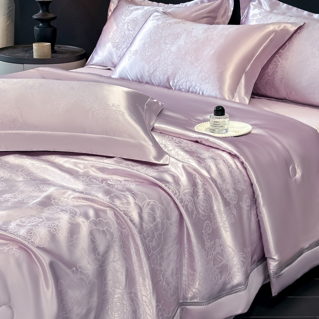 91家纺网 家纺一手货源 找家纺 博纳家纺 2026新款轻奢高端色织定位提花拼角镂空款夏被四件套冰丝凉感夏被四件套繁花魅影 浅紫