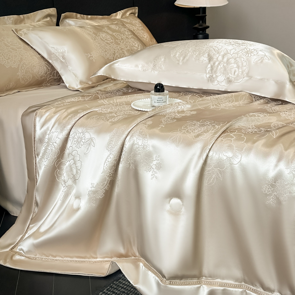 91家纺网 家纺一手货源 找家纺 博纳家纺 2026新款轻奢高端色织定位提花拼角镂空款夏被四件套冰丝凉感夏被四件套繁花魅影 香槟