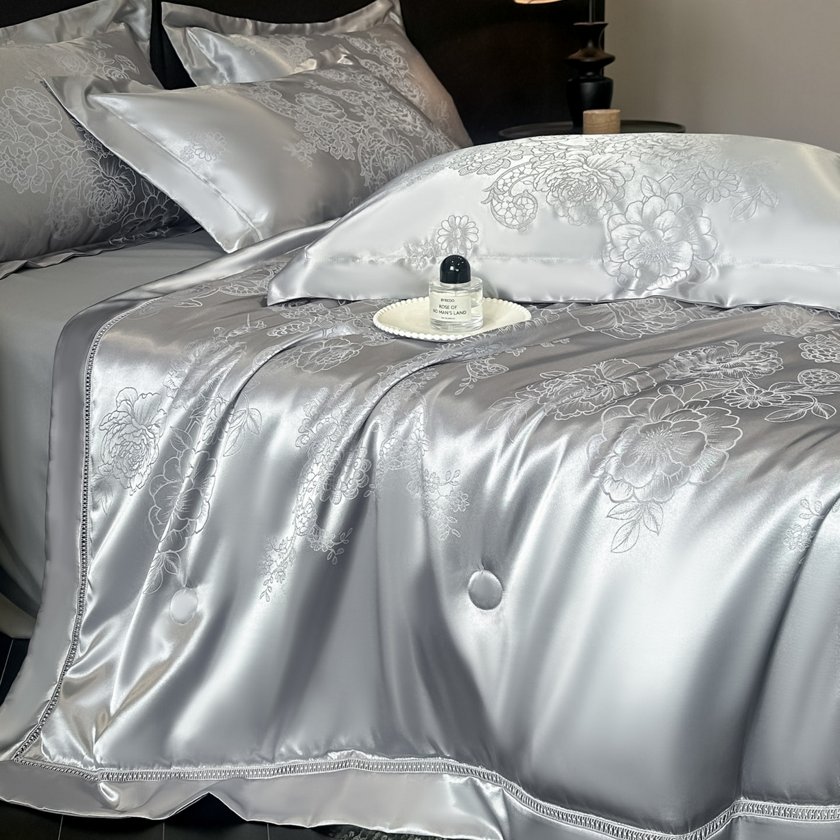 91家纺网 家纺一手货源 找家纺 博纳家纺 2026新款轻奢高端色织定位提花拼角镂空款夏被四件套冰丝凉感夏被四件套繁花魅影 绅士灰