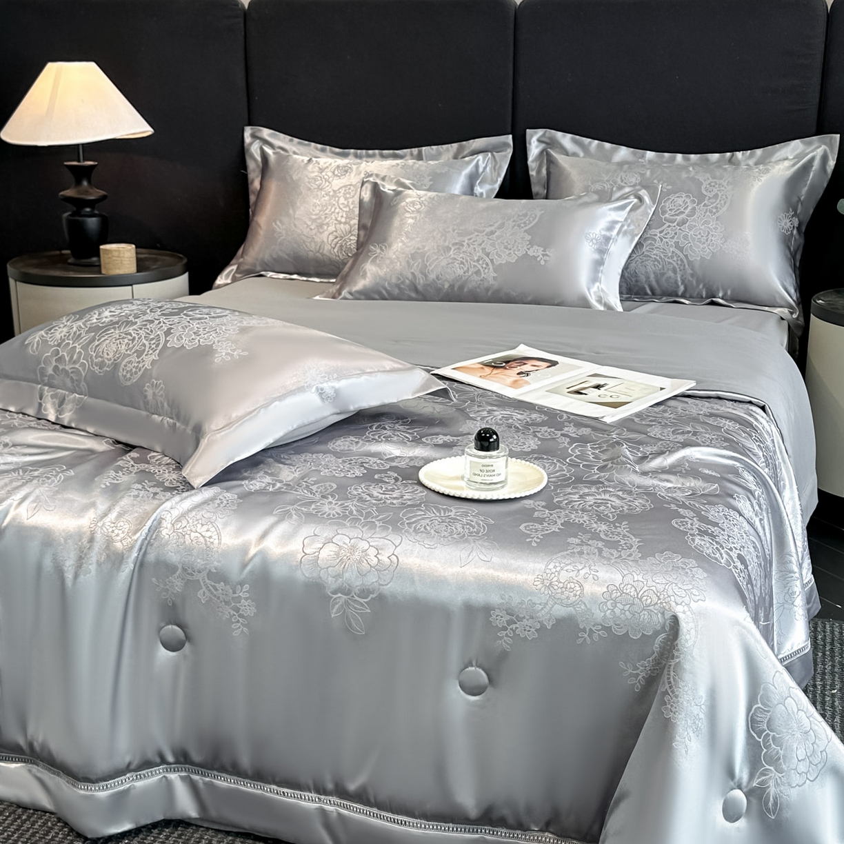 91家纺网 家纺一手货源 找家纺 博纳家纺 2026新款轻奢高端色织定位提花拼角镂空款夏被四件套冰丝凉感夏被四件套繁花魅影 绅士灰