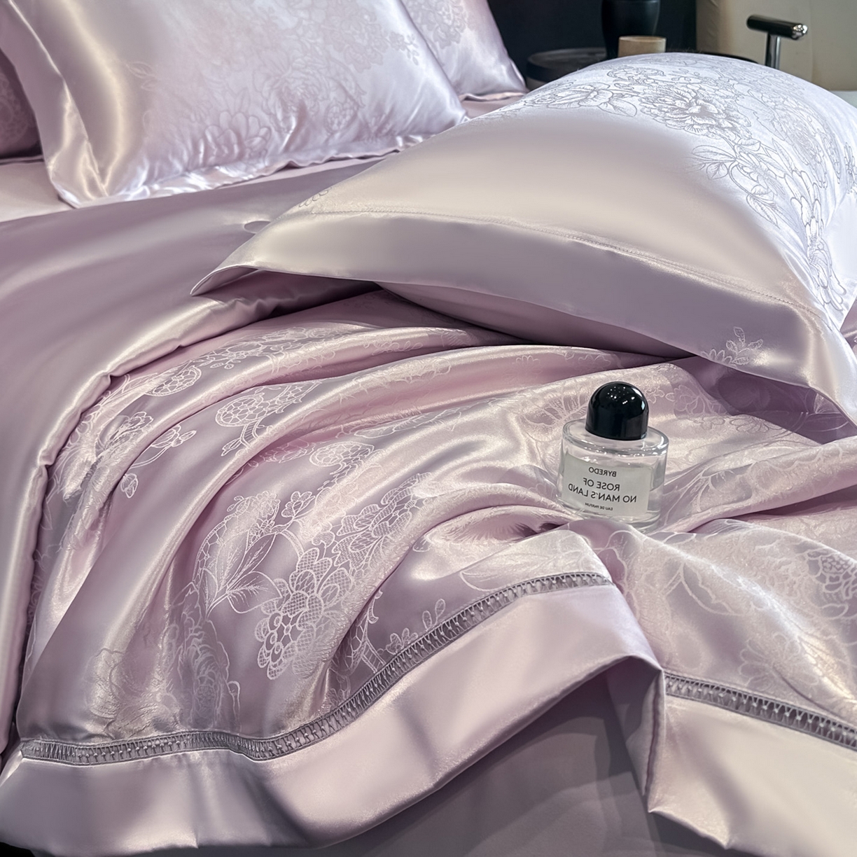 91家纺网 家纺一手货源 找家纺 博纳家纺 2026新款轻奢高端色织定位提花拼角镂空款夏被四件套冰丝凉感夏被四件套繁花魅影 浅紫