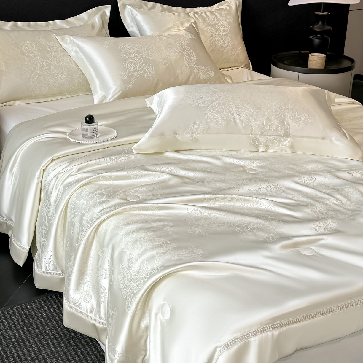 91家纺网 家纺一手货源 找家纺 博纳家纺 2026新款轻奢高端色织定位提花拼角镂空款夏被四件套冰丝凉感夏被四件套繁花魅影 象牙白