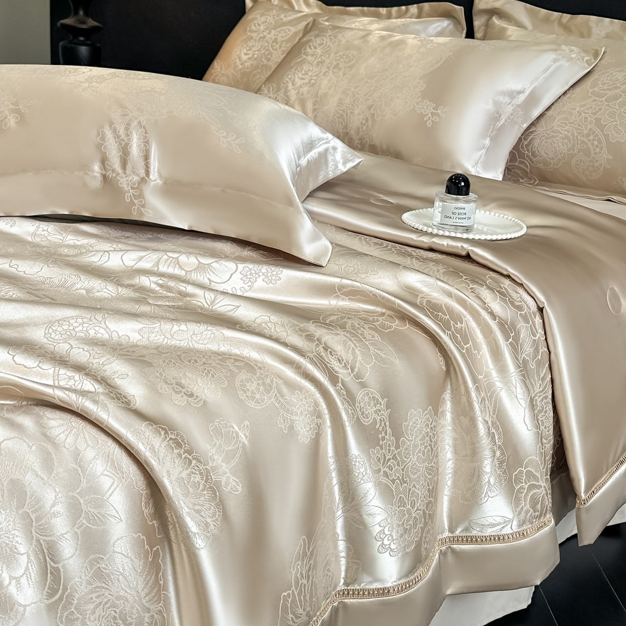 91家纺网 家纺一手货源 找家纺 博纳家纺 2026新款轻奢高端色织定位提花拼角镂空款夏被四件套冰丝凉感夏被四件套繁花魅影 香槟