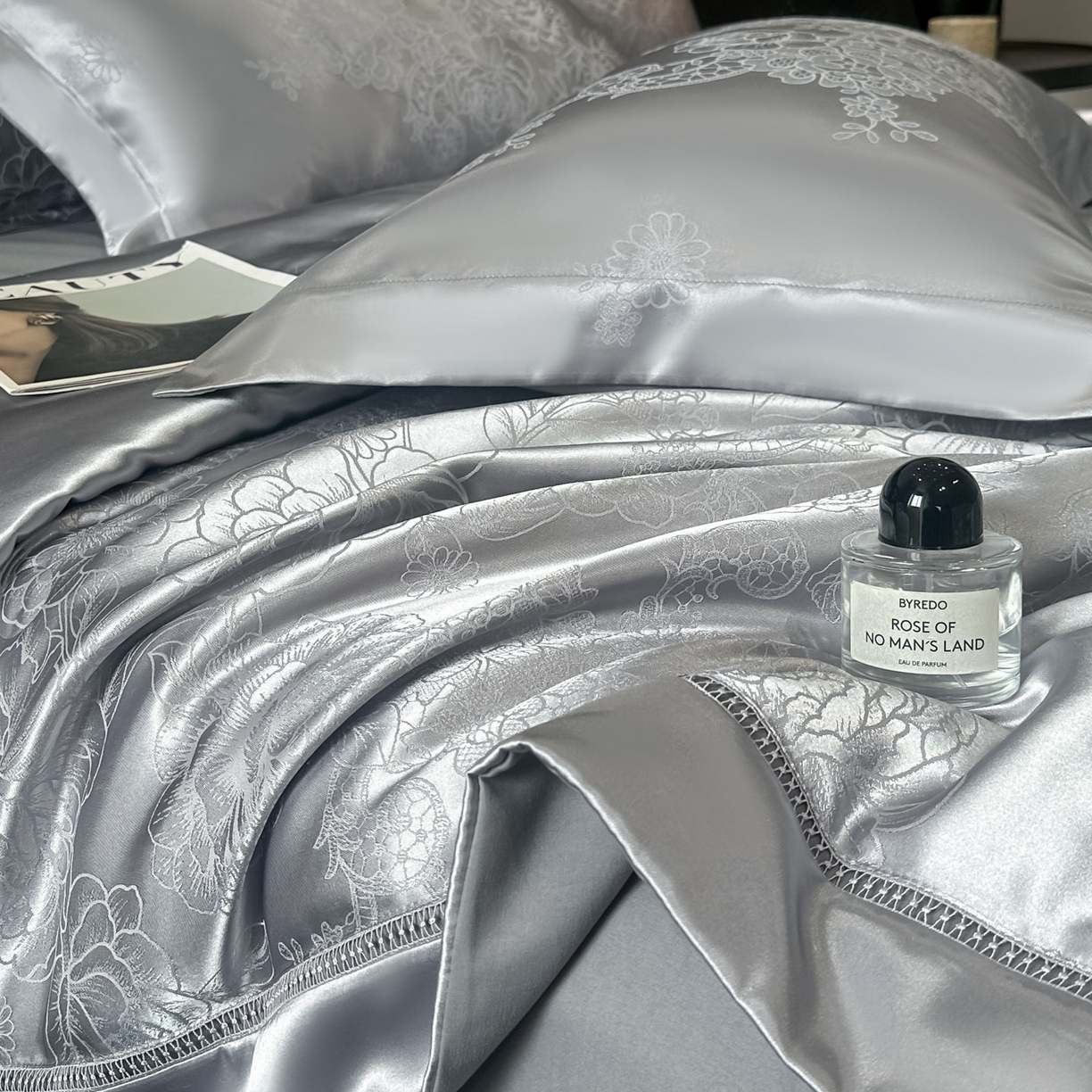 91家纺网 家纺一手货源 找家纺 博纳家纺 2026新款轻奢高端色织定位提花拼角镂空款夏被四件套冰丝凉感夏被四件套繁花魅影 绅士灰