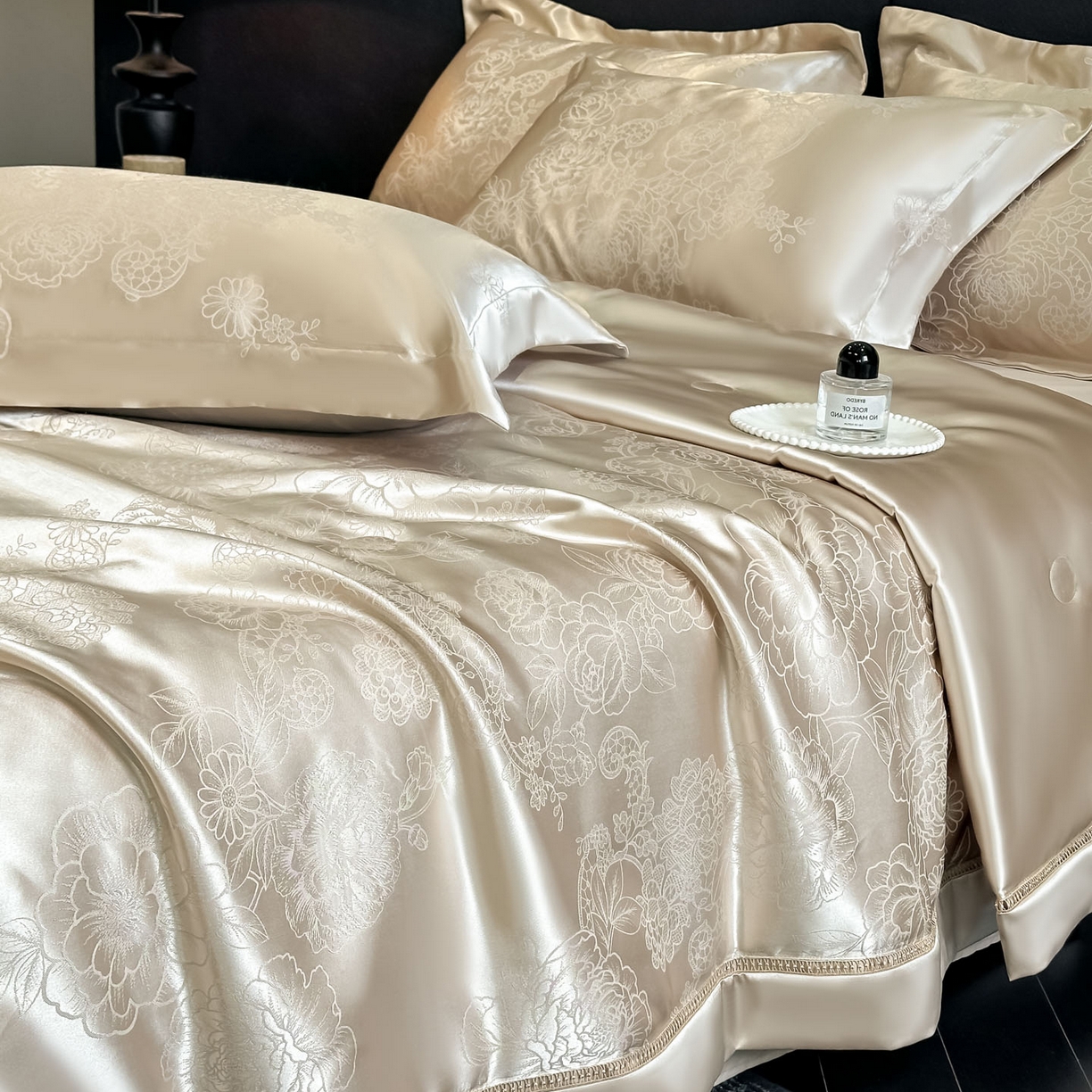 91家纺网 家纺一手货源 找家纺 博纳家纺 2026新款轻奢高端色织定位提花拼角镂空款夏被四件套冰丝凉感夏被四件套繁花魅影 香槟