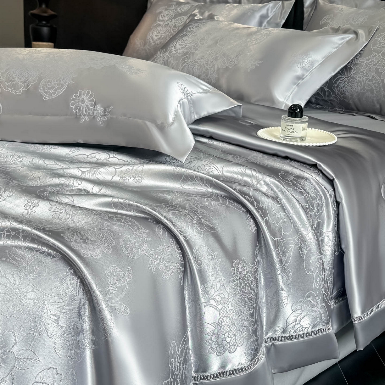 91家纺网 家纺一手货源 找家纺 博纳家纺 2026新款轻奢高端色织定位提花拼角镂空款夏被四件套冰丝凉感夏被四件套繁花魅影 绅士灰