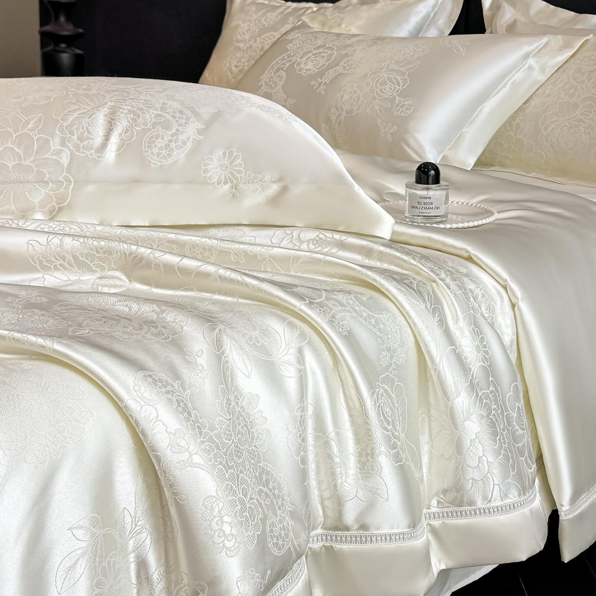 91家纺网 家纺一手货源 找家纺 博纳家纺 2026新款轻奢高端色织定位提花拼角镂空款夏被四件套冰丝凉感夏被四件套繁花魅影 象牙白