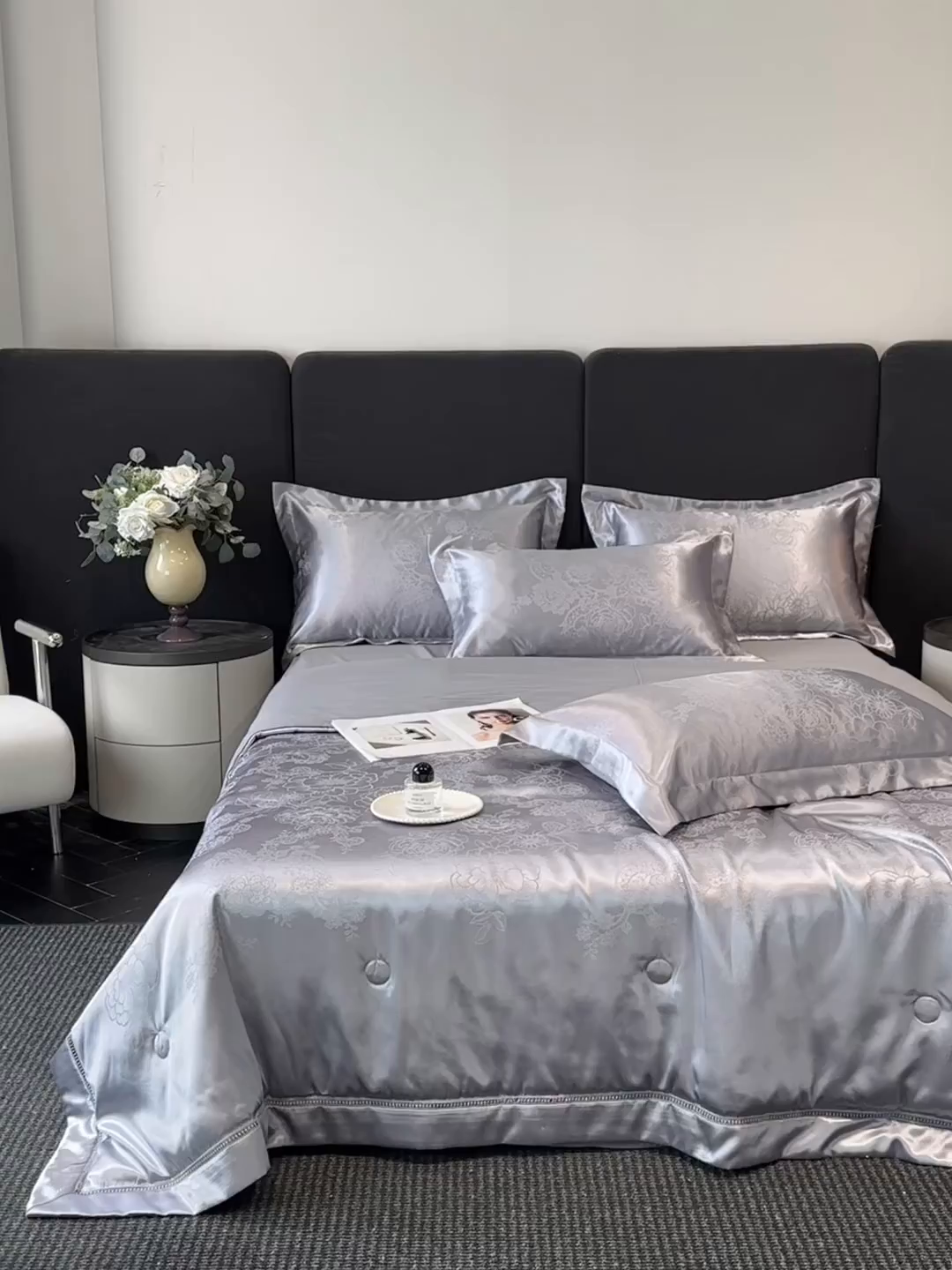 91家纺网 家纺一手货源 找家纺 博纳家纺 2026新款轻奢高端色织定位提花拼角镂空款夏被四件套冰丝凉感夏被四件套繁花魅影 绅士灰