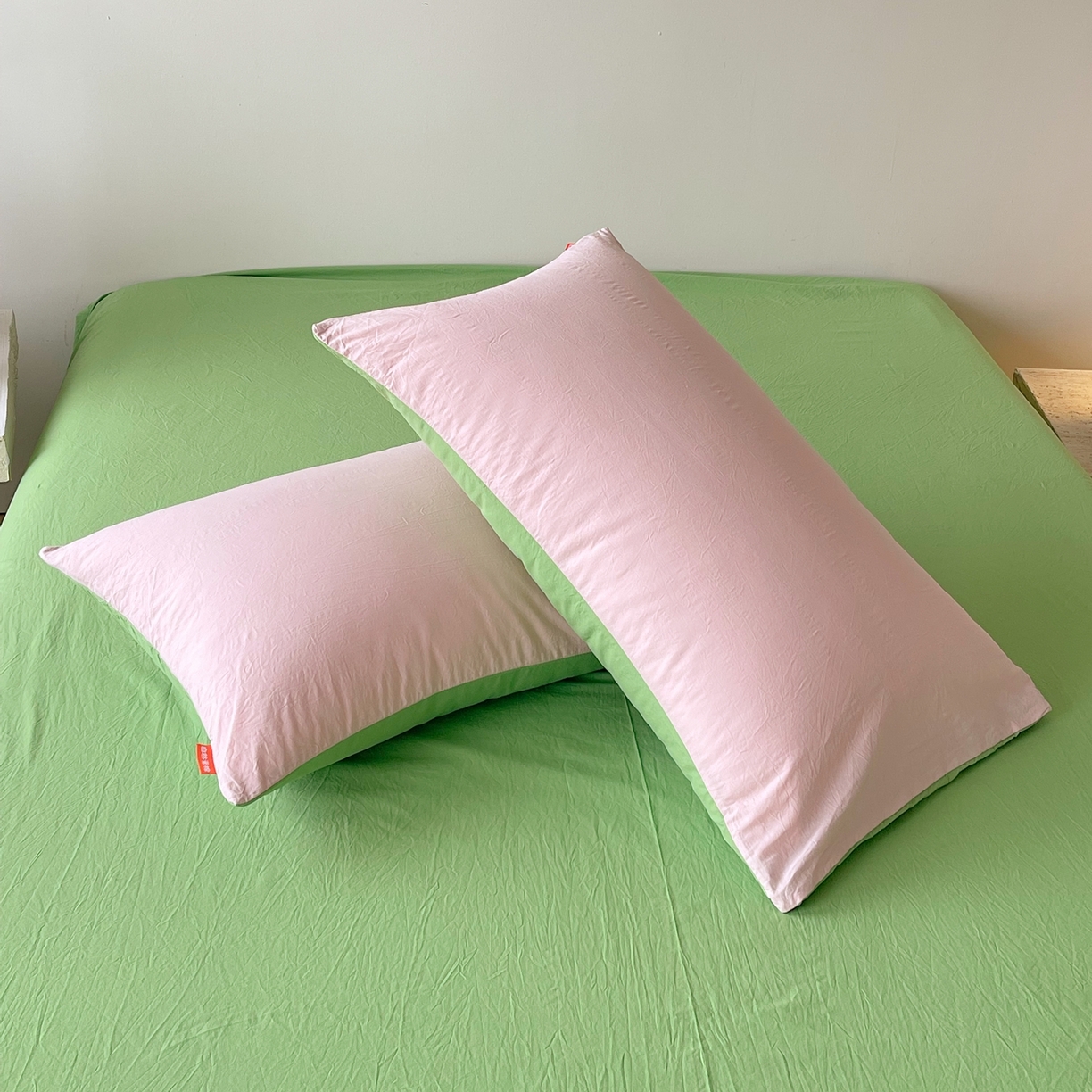 91家纺网 家纺一手货源 找家纺 春皖家纺 2026春夏新款双拼全棉水洗棉单枕套枕套单件单品枕套 樱花粉-青草绿