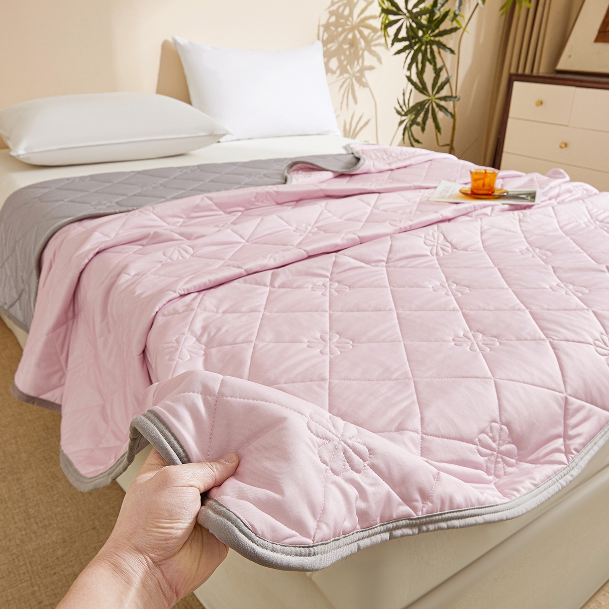 91家纺网 家纺一手货源 找家纺 魅图家纺 2026新款跨境A类凉感丝夏被-中文版 双拼-樱花粉