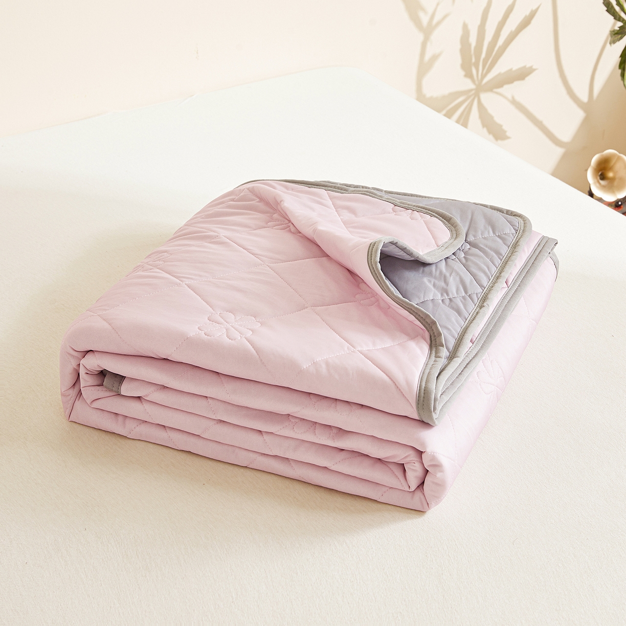 91家纺网 家纺一手货源 找家纺 魅图家纺 2026新款跨境A类凉感丝夏被-中文版 双拼-樱花粉