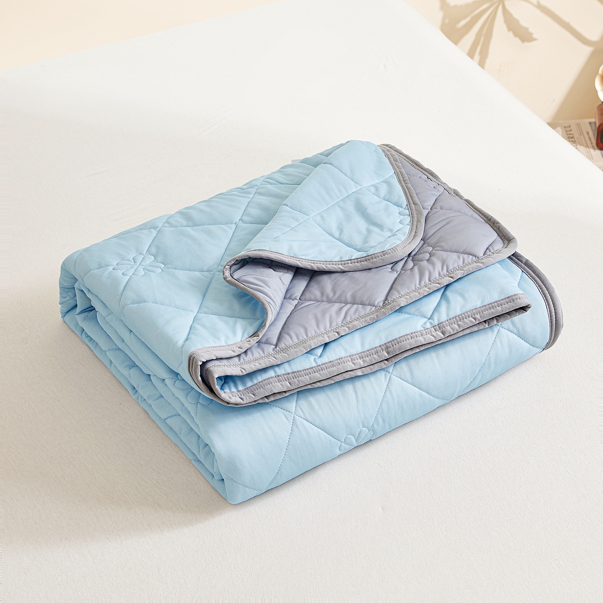 91家纺网 家纺一手货源 找家纺 魅图家纺 2026新款跨境A类凉感丝夏被-中文版 双拼-天空蓝