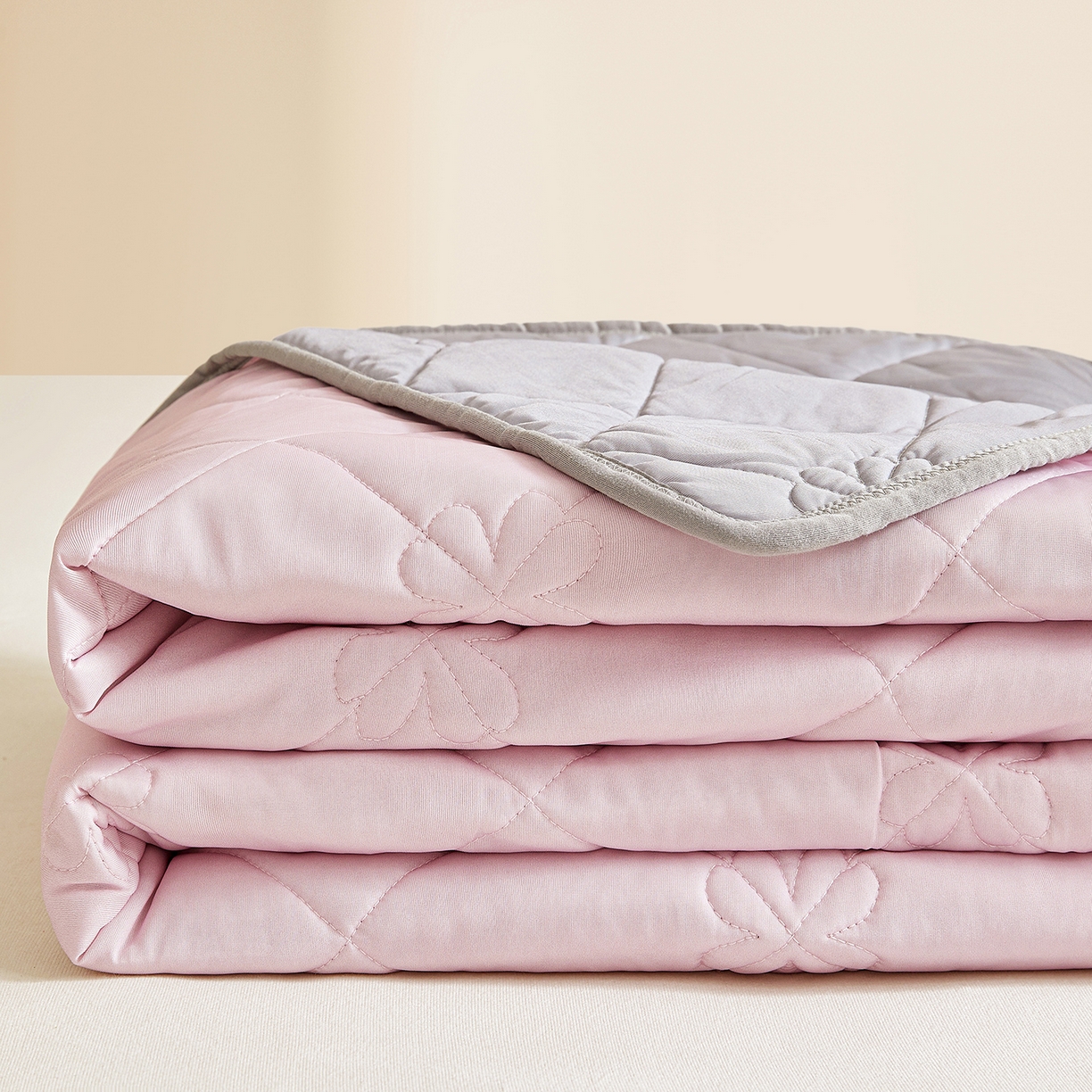 91家纺网 家纺一手货源 找家纺 魅图家纺 2026新款跨境A类凉感丝夏被-中文版 双拼-樱花粉