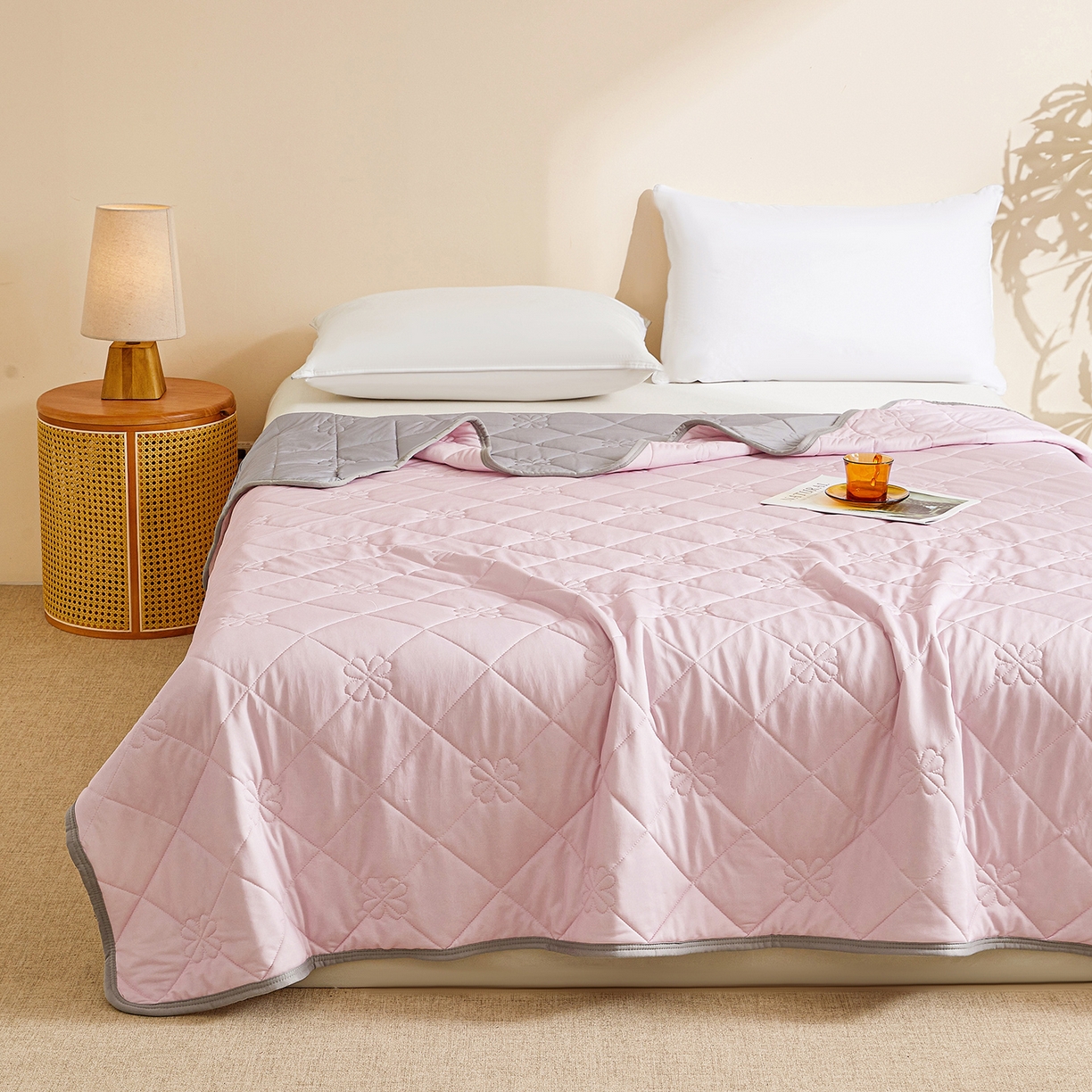 91家纺网 家纺一手货源 找家纺 魅图家纺 2026新款跨境A类凉感丝夏被-中文版 双拼-樱花粉