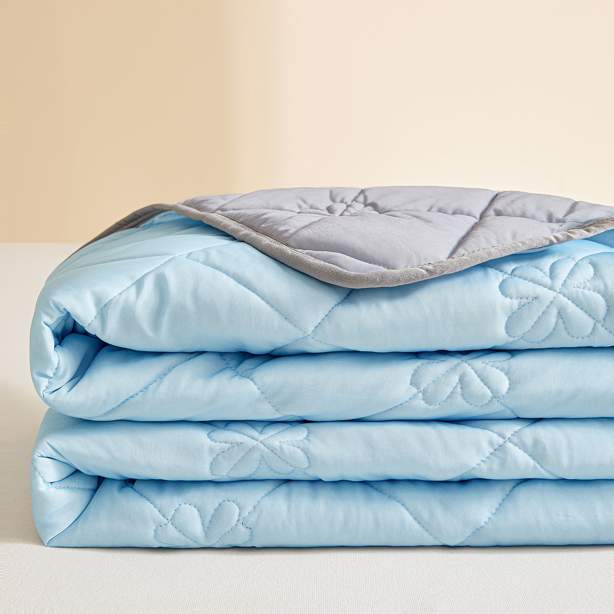 91家纺网 家纺一手货源 找家纺 魅图家纺 2026新款跨境A类凉感丝夏被-中文版 双拼-天空蓝