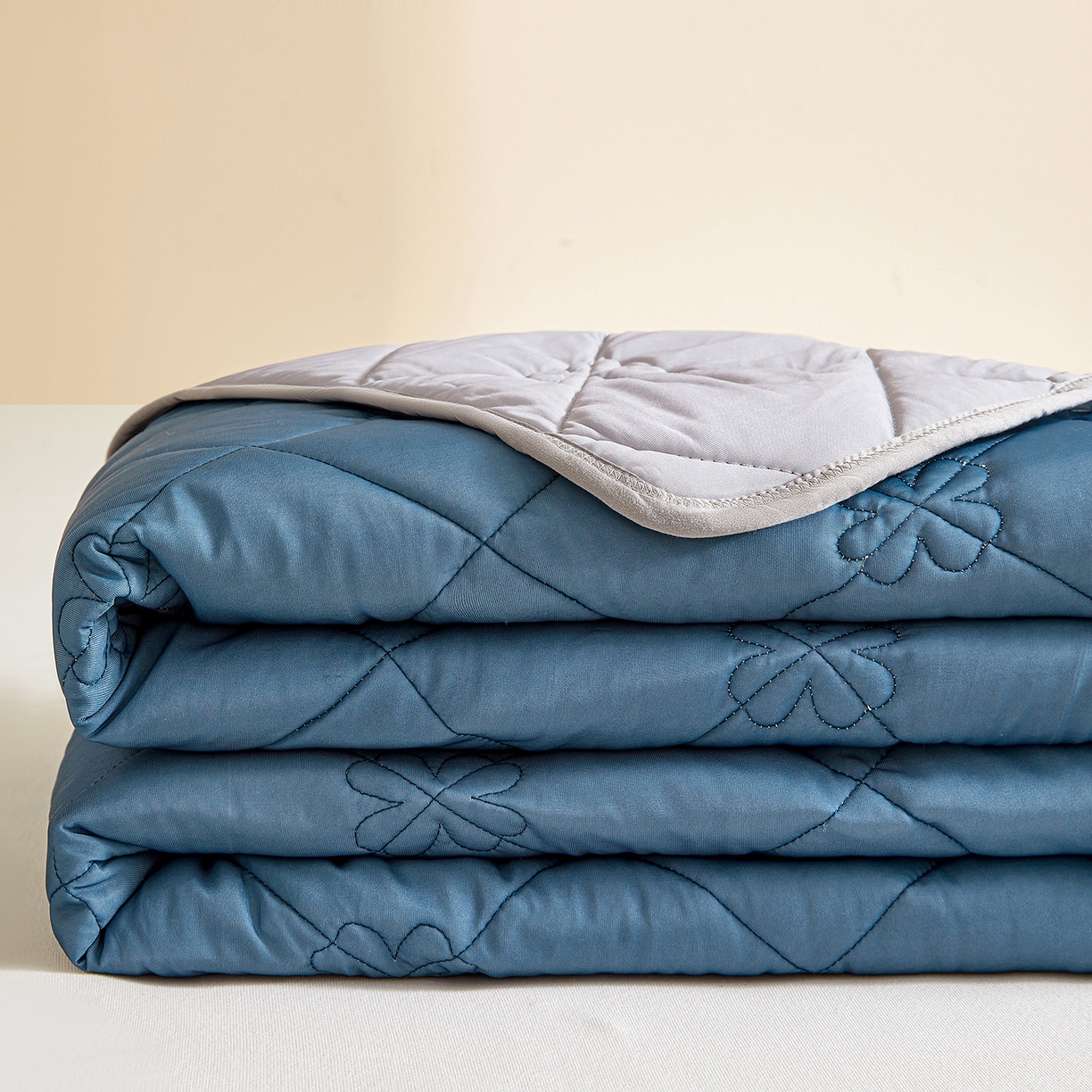 91家纺网 家纺一手货源 找家纺 魅图家纺 2026新款跨境A类凉感丝夏被-中文版 双拼-深睡蓝