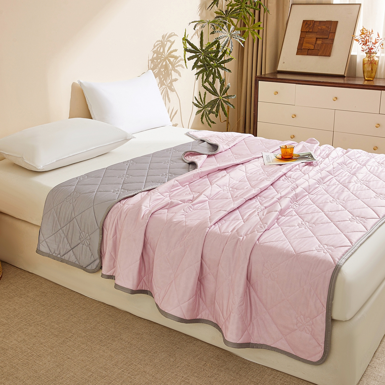 91家纺网 家纺一手货源 找家纺 魅图家纺 2026新款跨境A类凉感丝夏被-中文版 双拼-樱花粉