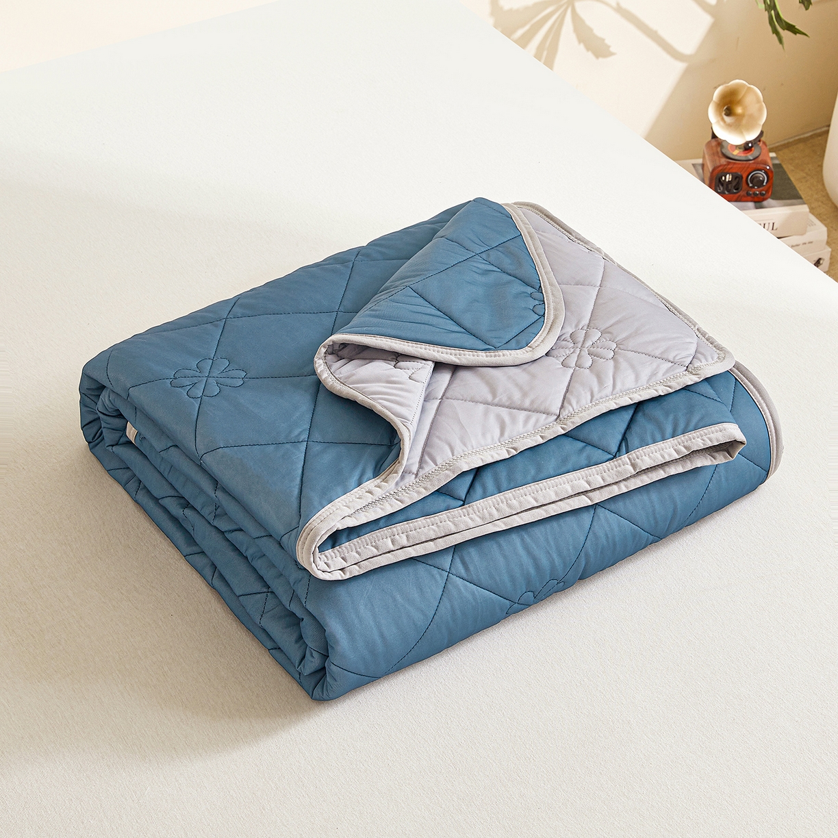 91家纺网 家纺一手货源 找家纺 魅图家纺 2026新款跨境A类凉感丝夏被-中文版 双拼-深睡蓝