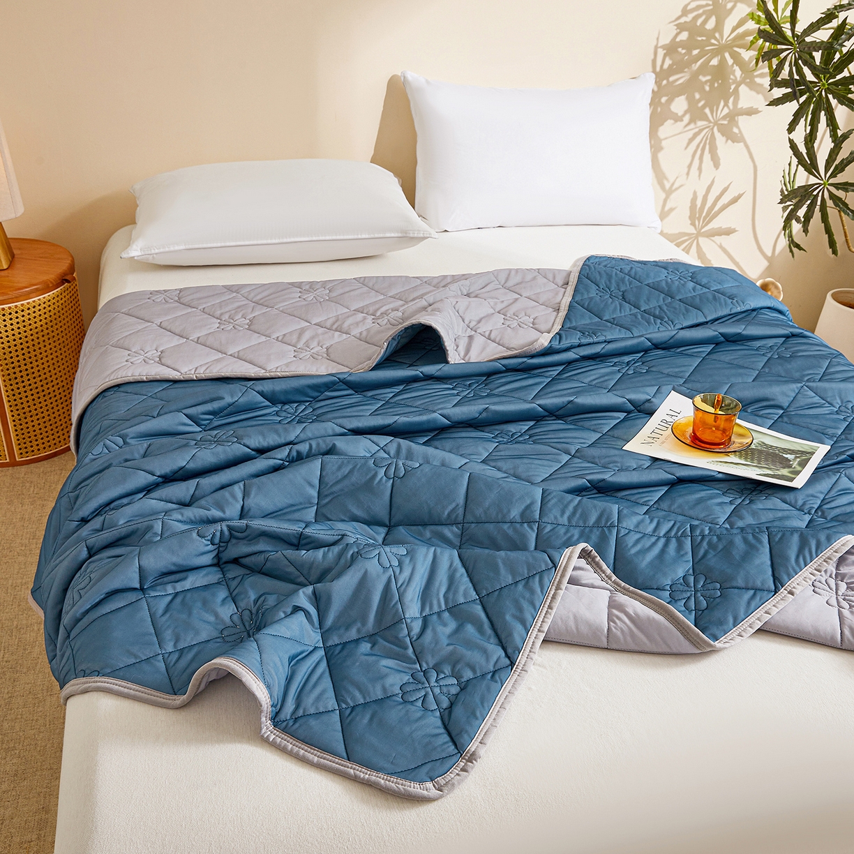 91家纺网 家纺一手货源 找家纺 魅图家纺 2026新款跨境A类凉感丝夏被-中文版 双拼-深睡蓝