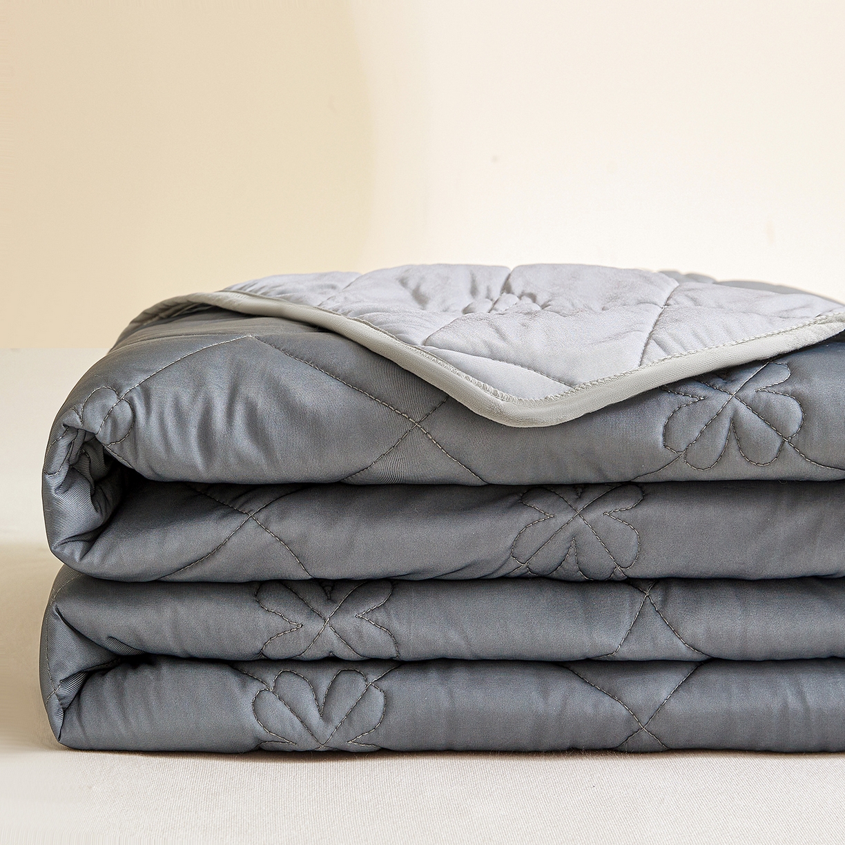 91家纺网 家纺一手货源 找家纺 魅图家纺 2026新款跨境A类凉感丝夏被-中文版 双拼-远黛灰