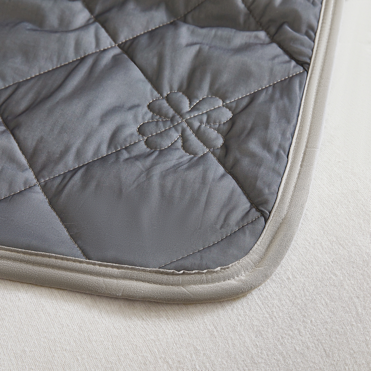 91家纺网 家纺一手货源 找家纺 魅图家纺 2026新款跨境A类凉感丝夏被-中文版 双拼-远黛灰