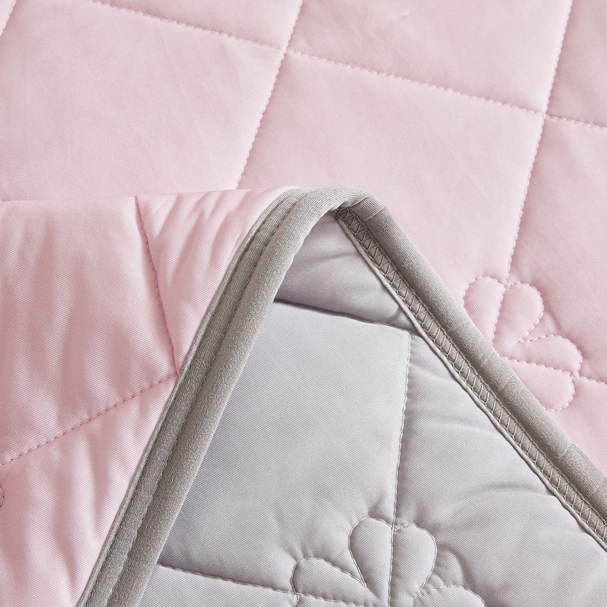 91家纺网 家纺一手货源 找家纺 魅图家纺 2026新款跨境A类凉感丝夏被-中文版 双拼-樱花粉