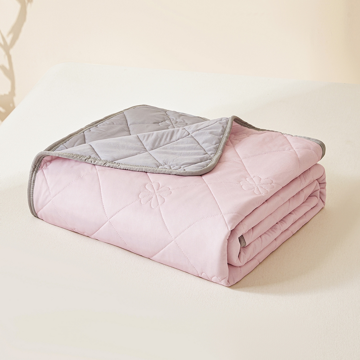 91家纺网 家纺一手货源 找家纺 魅图家纺 2026新款跨境A类凉感丝夏被-英文版 双拼 樱花粉